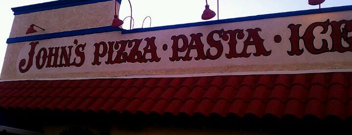 John's Pizza is one of Tempat yang Disukai Elijah.
