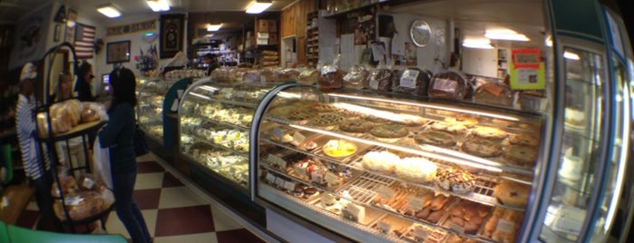 Cottage Bakery & Delicatessen is one of Posti salvati di Vanessa.