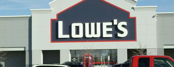 Lowe's is one of Lieux qui ont plu à James.