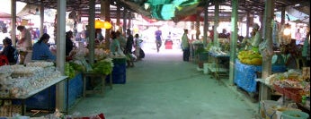 ตลาดสดตอนเย็น ปากช่อง is one of Locais curtidos por Sopha.