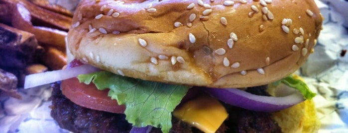 Sonny's Three Meat Burger is one of Lugares guardados de Chip.