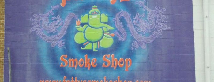Fatty's Smoke Shop is one of Genina'nın Beğendiği Mekanlar.