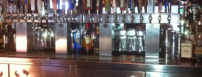 Big Whiskey's American Bar & Grill is one of สถานที่ที่ Laura ถูกใจ.