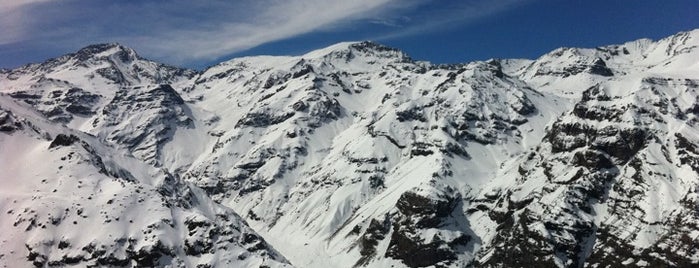 Valle Nevado is one of Turistas brasileiros em Santiago do Chile.
