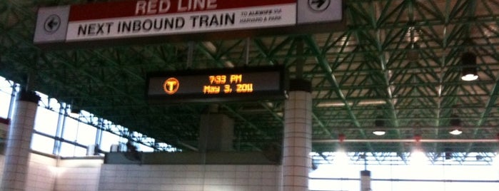MBTA JFK/UMass Station is one of สถานที่ที่ 💋Meekrz💋 ถูกใจ.