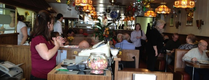 Plaza Restaurant is one of Locais salvos de Lizzie.