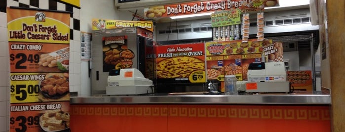 Little Caesars Pizza is one of Lieux qui ont plu à Alfa.