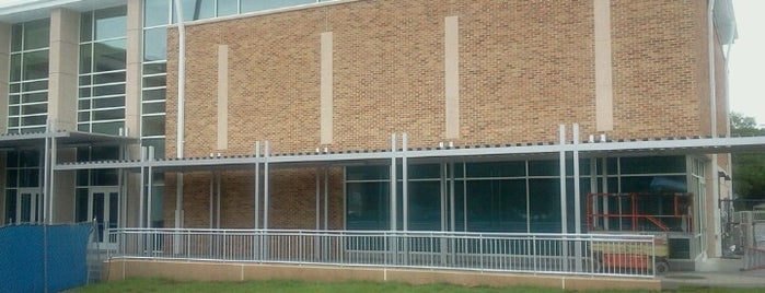 Robert E. Lee Senior High School is one of Lieux qui ont plu à Matt.