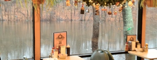 Lakeside Diner is one of สถานที่ที่ Dave ถูกใจ.