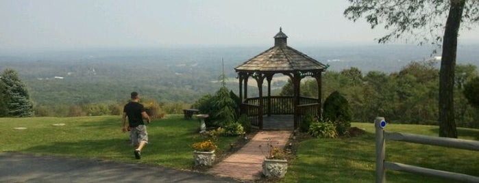 The Eagles Nest is one of สถานที่ที่ Dan ถูกใจ.