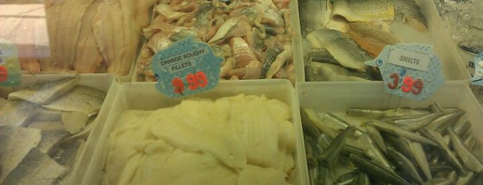 Boscos Fish Market is one of สถานที่ที่ Heather ถูกใจ.