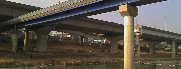 사근·용답간 인도교 is one of Bridges over Cheonggyecheon.