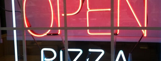 Gara's Pizza is one of Tempat yang Disukai Noelle.