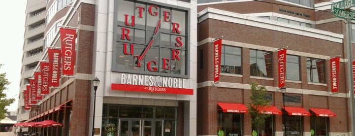Barnes & Noble is one of Tempat yang Disukai Mike.