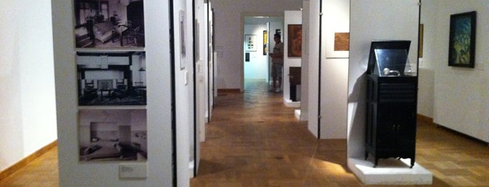 Muzej za umjetnost i obrt (MUO) is one of Lugares favoritos de Carl.