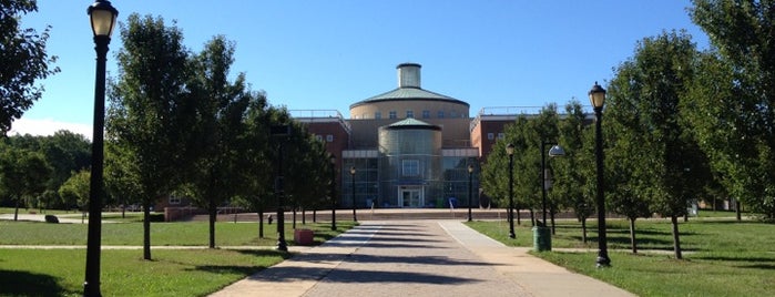 College of Staten Island Library is one of Lugares favoritos de Lizzie.