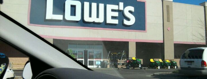 Lowe's is one of Tempat yang Disukai Elisabeth.