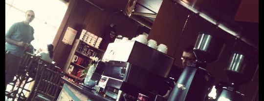Colectivo Coffee is one of Lugares favoritos de Jon.