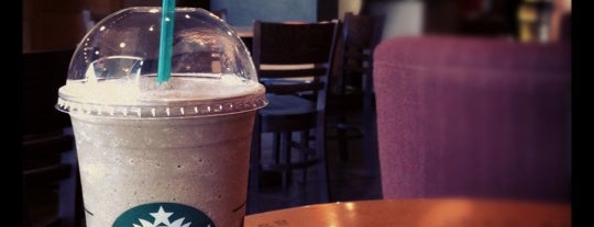Starbucks is one of Lugares favoritos de Alyssa.