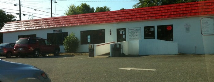 Tommy's Drive In is one of Lugares favoritos de John.