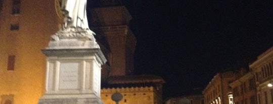 Piazza Savonarola is one of Orte, die Teoman gefallen.