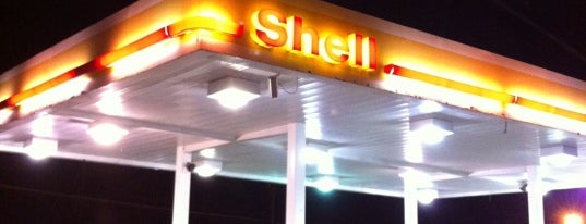 Shell is one of สถานที่ที่ Chester ถูกใจ.