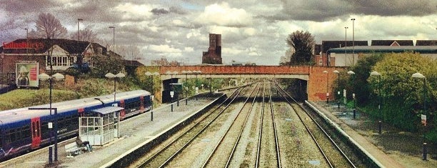 Newbury Railway Station (NBY) is one of Tempat yang Disukai Kirk.