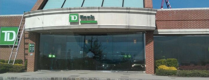 TD Bank is one of Chris'in Beğendiği Mekanlar.