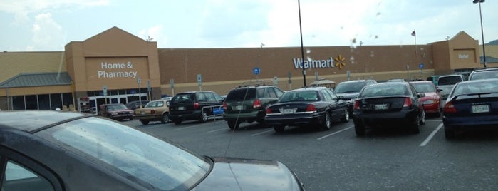 Walmart Supercenter is one of Tempat yang Disukai Jordan.
