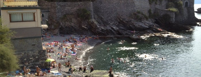 Spiaggia Capolungo is one of Tempat yang Disukai Laura.
