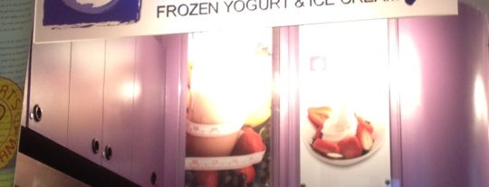 Love Berry Frozen Yogurt & Ice Cream is one of Lugares favoritos de Jolie.