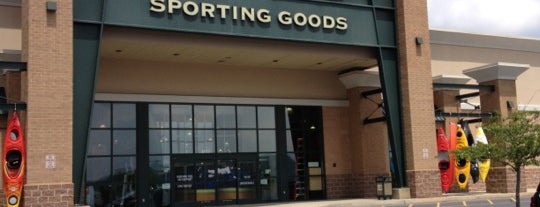 DICK'S Sporting Goods is one of สถานที่ที่ Chris ถูกใจ.