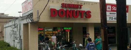 Summit Donuts is one of Tempat yang Disukai Juanma.