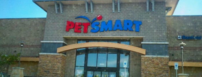 PetSmart is one of Orte, die Andrea gefallen.