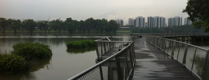 Lakeside Walkway is one of Lugares favoritos de Elena.