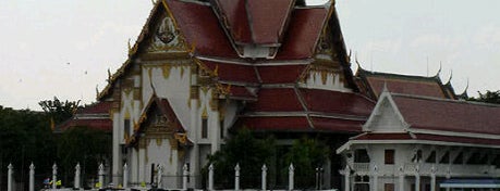Wat Rakang is one of ไหว้พระ.