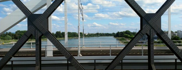 Konrad-Adenauer-Brücke is one of สถานที่ที่ János ถูกใจ.