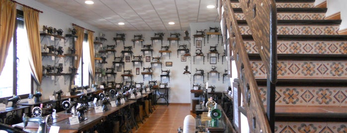 Colección de máquinas de coser de época y Exposición de carteles taurinos is one of ¿Qué visitar en Almodóvar del Río?.