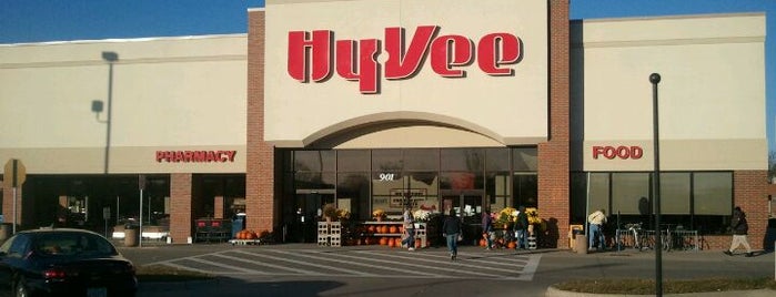 Hy-Vee is one of Locais curtidos por Larry.