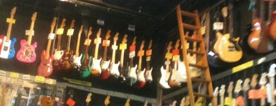 Rockin' Robin Guitars & Music is one of สถานที่ที่ Andrew ถูกใจ.