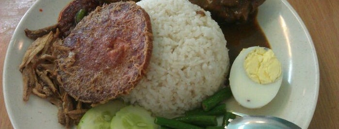 Chong Hwa Curry Restaurant 中华加哩面餐馆 is one of Favorite Food II.