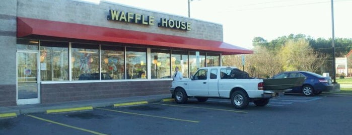 Waffle House is one of Tempat yang Disukai Justin.