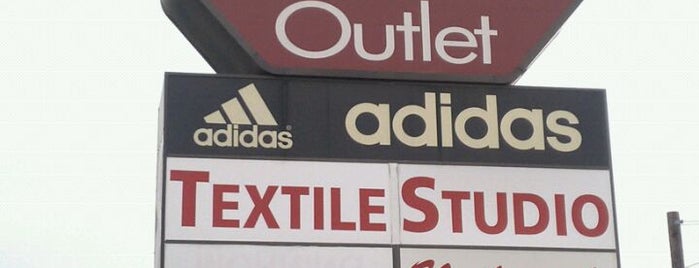 Adidas Outlet Store is one of Tempat yang Disukai Stuart.