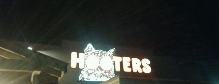 Hooters is one of Tempat yang Disukai Hugo.