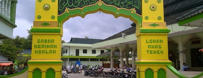Makam Maulana Ibrahim Asmoro Qondi is one of Religious Tourism in Indonesia.