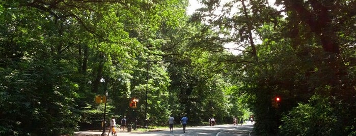 Prospect Park Loop is one of Tempat yang Disukai Flora.