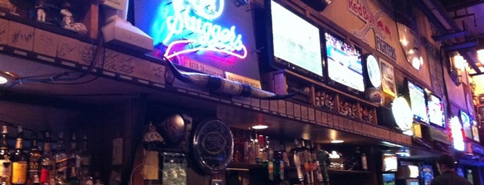 Sluggers Sports Bar is one of Lugares favoritos de Taylor.