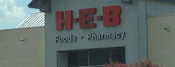 H-E-B plus! is one of Angelleさんのお気に入りスポット.