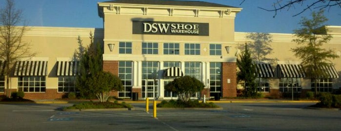 DSW Designer Shoe Warehouse is one of Orte, die Christina gefallen.