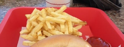 In-N-Out Burger is one of Lugares favoritos de Leandro.